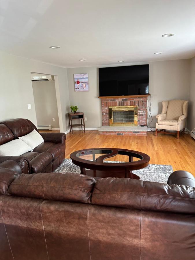 Room In Single Family House - Suburban Neighborhood In Boston Exterior photo