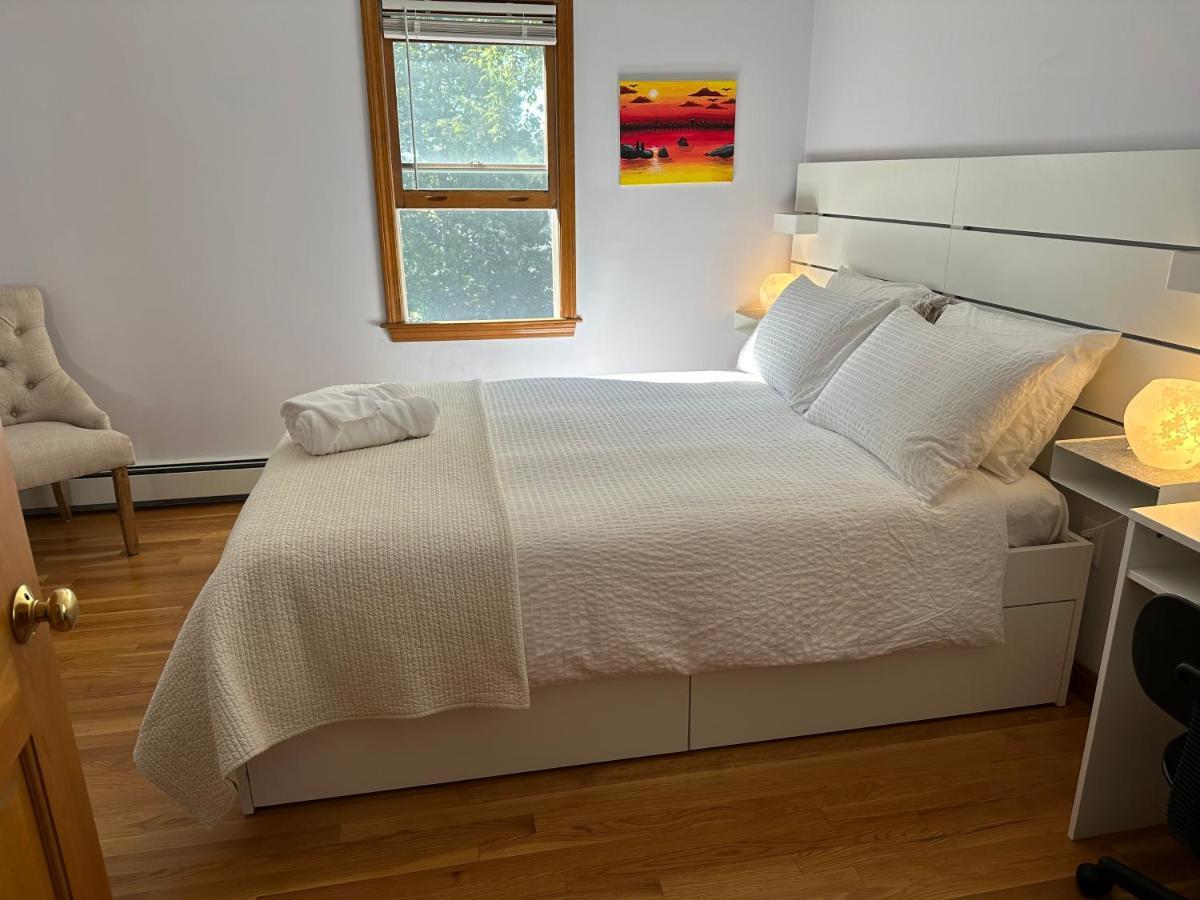 Room In Single Family House - Suburban Neighborhood In Boston Room photo