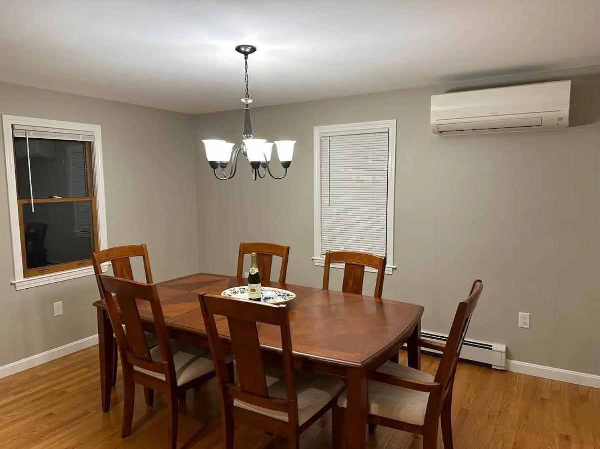 Room In Single Family House - Suburban Neighborhood In Boston Exterior photo