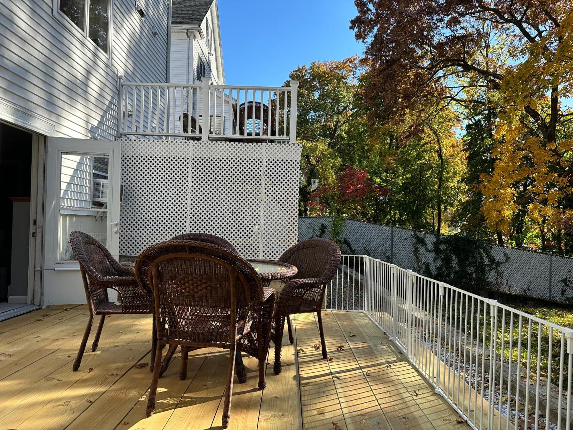 Room In Single Family House - Suburban Neighborhood In Boston Room photo